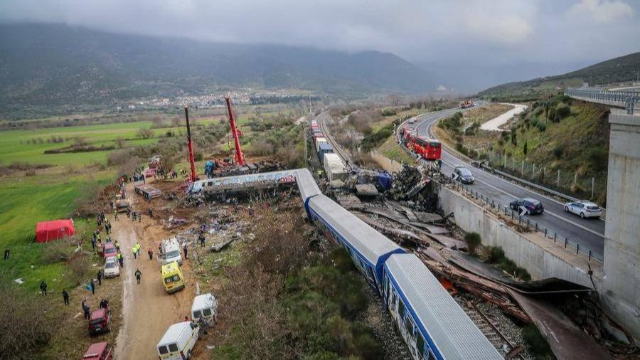 Грект галт тэрэгний ослоор 57 хүн амиа алдав