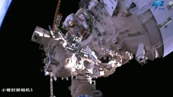 فضانوردان سفینه شِن‌جوئو-15 دومین راهپیمایی فضایی خود را انجام دادندا