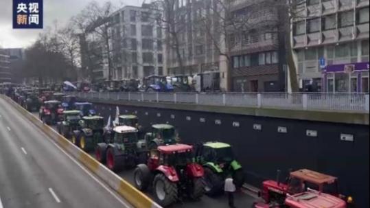 خشم کشاورزان بلژیکی علیه دولت؛ بروکسل زیر چرخ تراکتورها رفتا