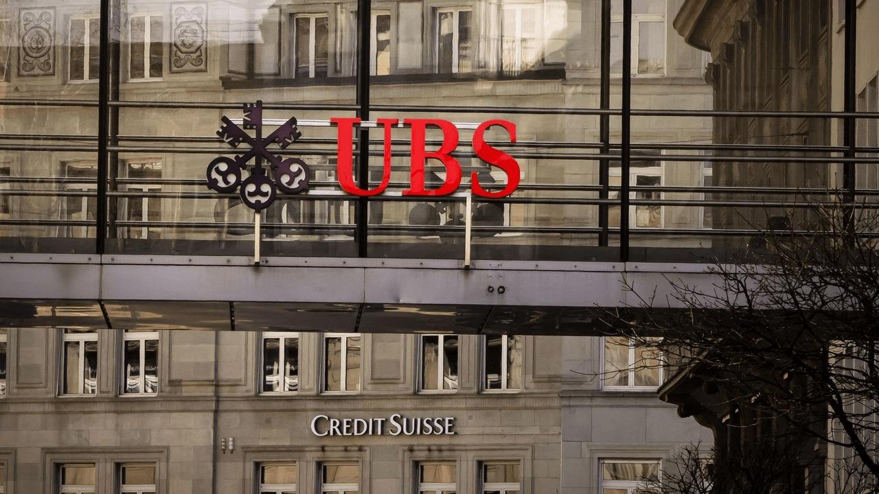 Гурван тэрбум Швейцар франкаар банк худалдаж авав