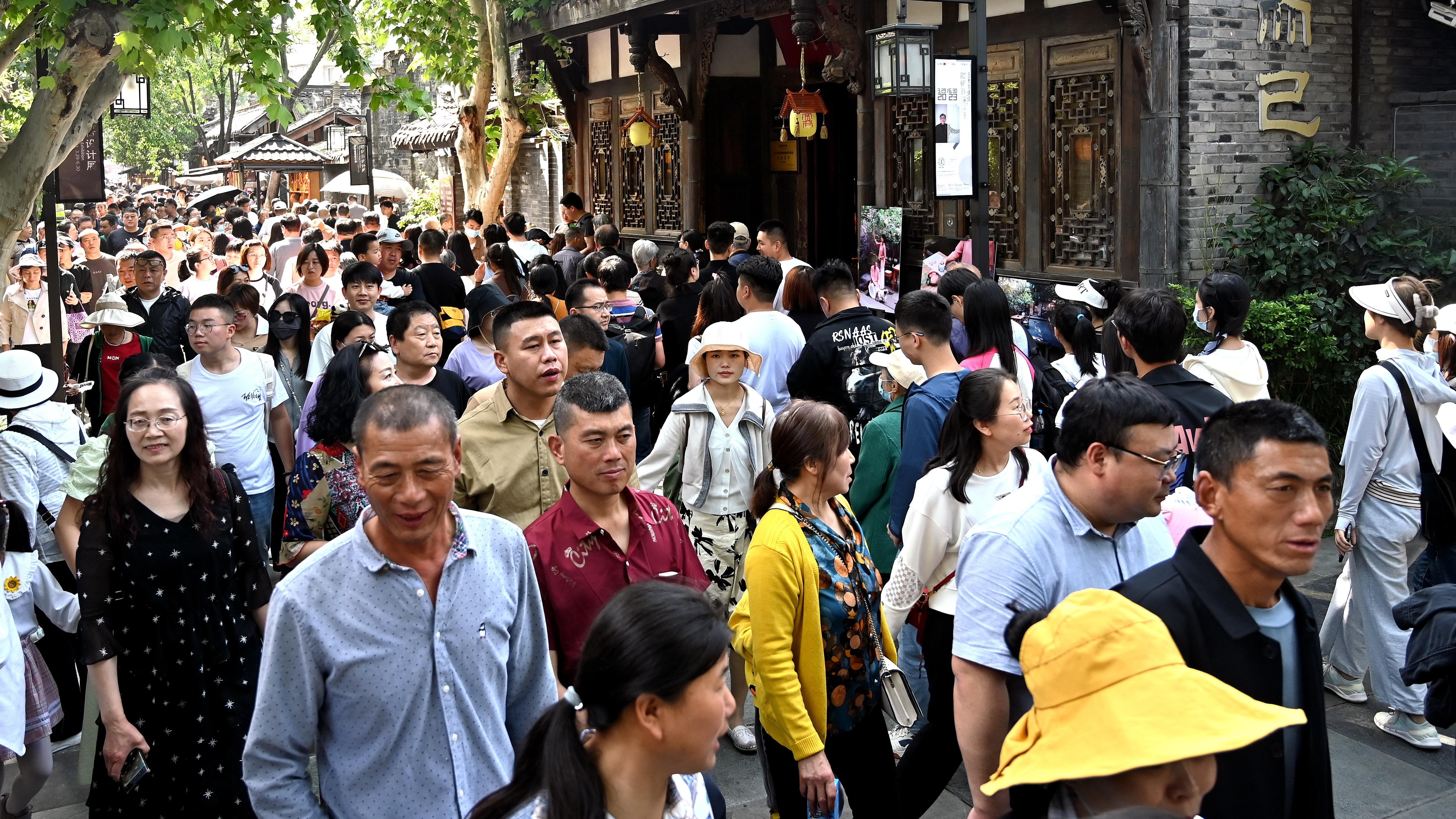 मे १ को बिदामा पर्यटकहरू छङ तुको ख्वान चाइ गल्ली पर्यटकीय स्थलको अवलोकन गर्दै