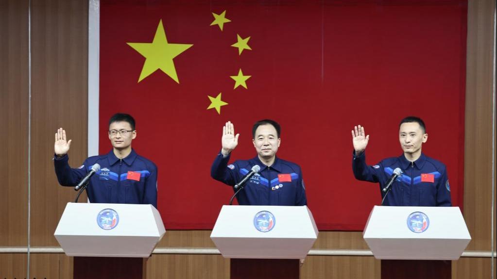 الصورة: الصين تكشف عن أعضاء طاقم سفينة الفضاء المأهولة 