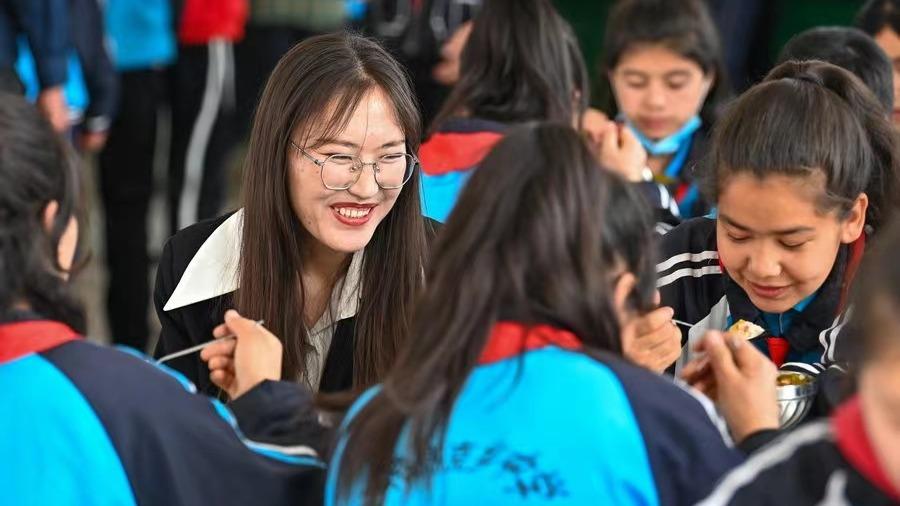 معلم جوانی که مسیر آموزش بهتر برای کودکان روستایی شین جیانگ را می‌پیمایدا