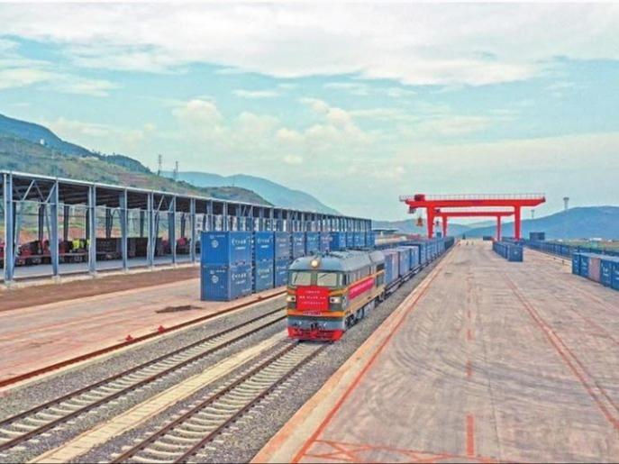 中国・ミャンマー陸上輸送新通路の道路・鉄道連絡輸送貨物列車が出発