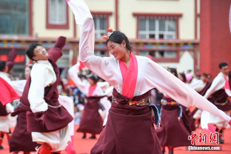 Pertandingan Tarian Guozhuang di Tibet