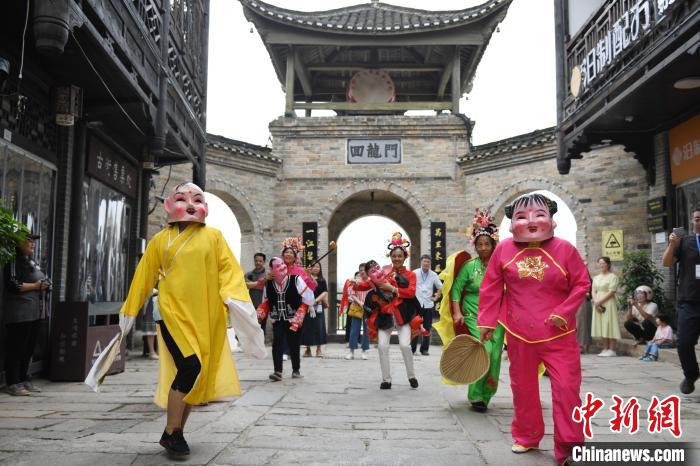 Wartawan Asing Hayati Warisan Budaya Tidak Ketara di Pekan Kuno di Hunan