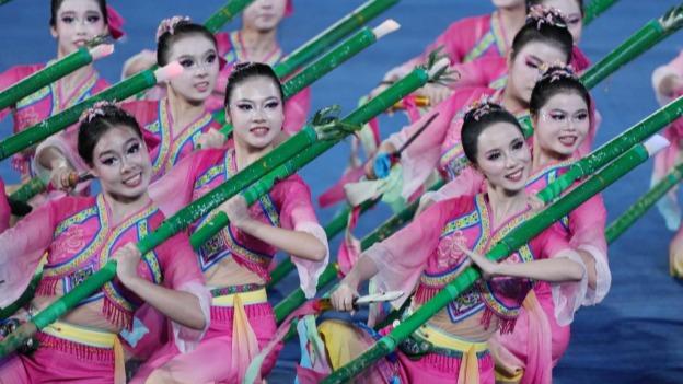 نگاهی به اجرای زیبای هنرمندان چینی در مراسم افتتاحیه بازی‌های آسیایی «هانگ‌جو» + تصاویرا