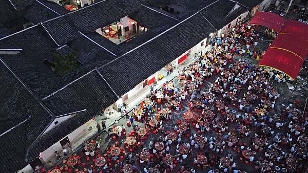 Wielki bankiet w Guangxi, w którym uczestniczyło ponad 2000 osób