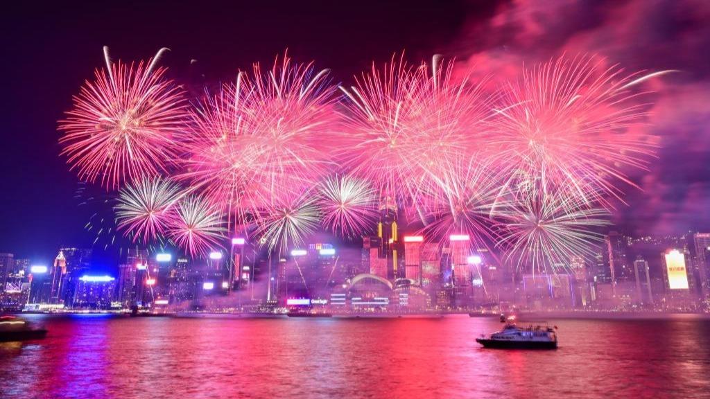 عرض بالألعاب النارية في هونغ كونغ بمناسبة العيد الوطني الصيني