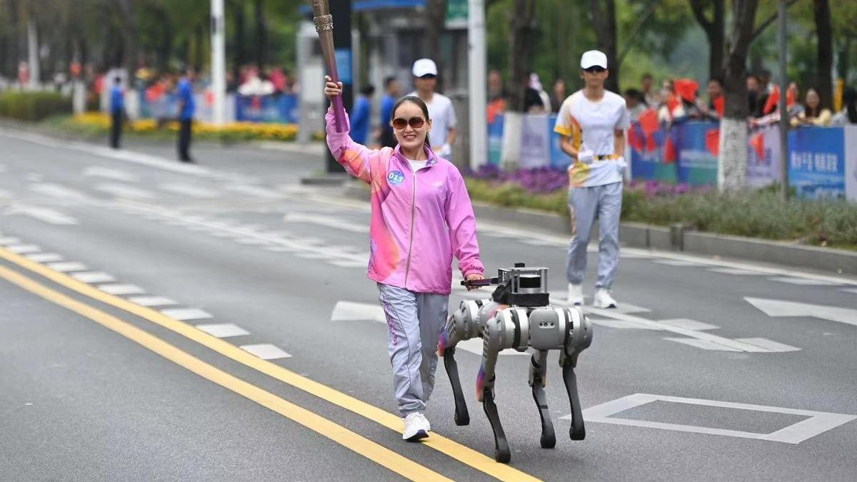استفاده از پاهای بیونیک و سگ‌های راهنمای هوشمند در حمل مشعل بازی‌های پاراآسیایی هانگ‌جوا