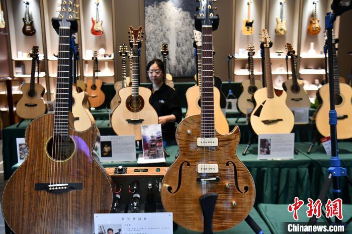 Muzium Gitar di Sichuan Pamerkan 500 Karya Cemerlang