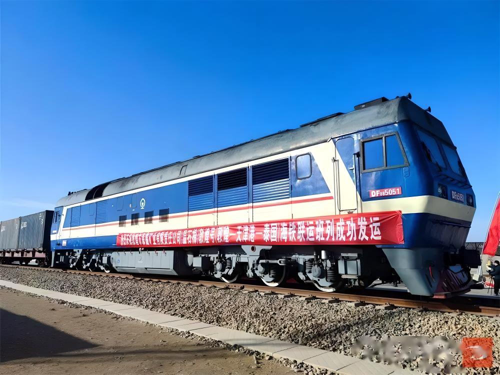 قطار باری بین‌المللی ریلی- دریایی «دون‌هوانگ» برای اولین بار آغاز به کار کردا