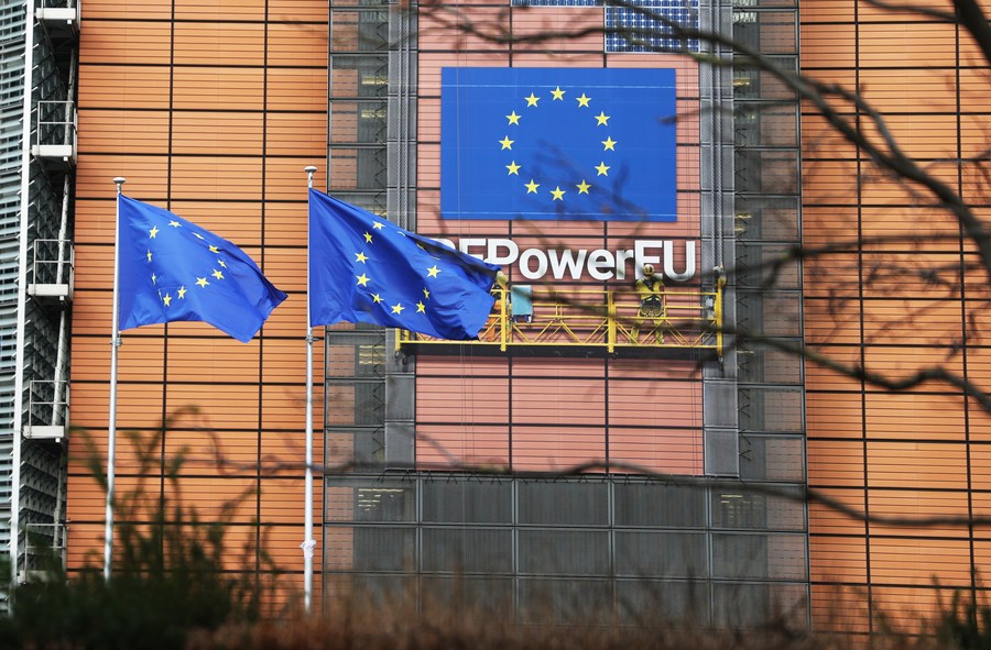 سفیر چین اتهامات اتحادیه اروپا در مورد مازاد ظرفیت تولید خودروهای برقی را رد کردا