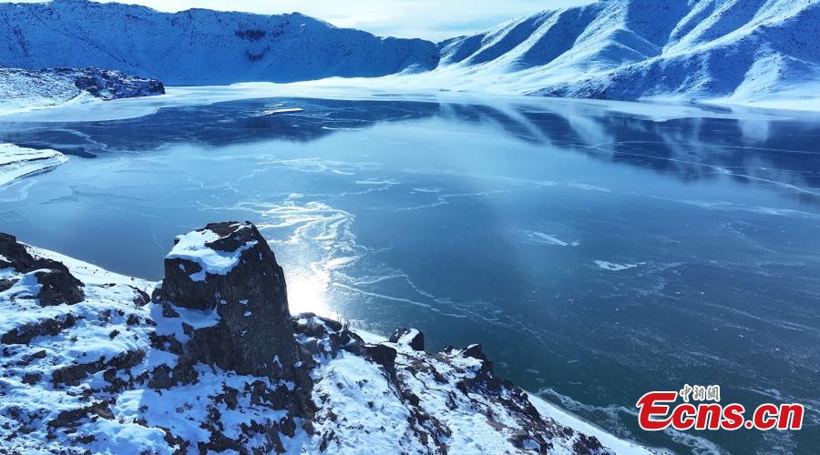 Η παγωμένη λίμνη είναι καλυμμένη με χιόνι στην κομητεία Τσινγκχέ του Αλτάι, στην Αυτόνομη Περιφέρεια Σιντζιάνγκ Ουιγκούρ της βορειοδυτικής Κίνας. (Φωτογραφία: China News Service/Cao Fengxia)