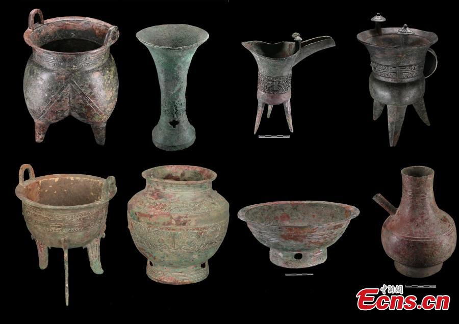 Χάλκινα δοχεία ανακαλύφθηκαν σε ταφικό χώρο της οδού Σουγιουάν στα ερείπια της πόλης Τζενγκτζόου Σανγκ (1600-1046 π.Χ.) στην πόλη Τζενγκτζόου, στην επαρχία Χενάν της κεντρικής Κίνας. (Φωτογραφία από την China News Service)