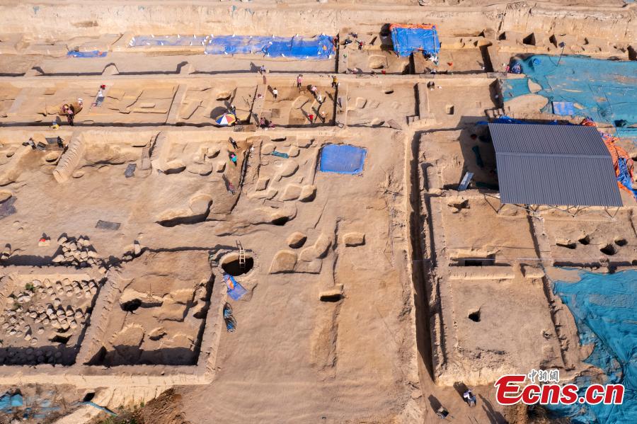 Τοποθεσία ανασκαφής του νεκροταφείου της οδού Σουγιουάν στα ερείπια της πόλης Τζενγκτζόου Σανγκ (1600-1046 π.Χ.) στην πόλη Τζενγκτζόου, στην επαρχία Χενάν της κεντρικής Κίνας. (Φωτογραφία από την China News Service)
