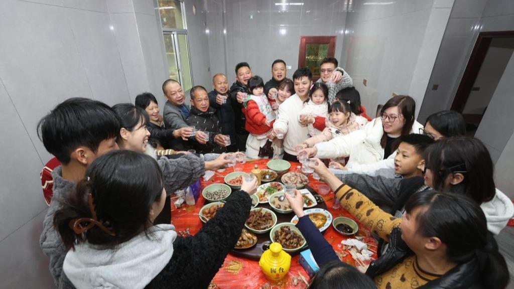 روایت تصویری از دورهمی خانواد‌های چینی‌ها در شب سال نوا