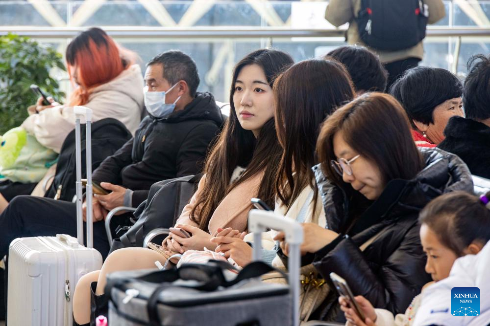 Ταξιδιώτες στην αίθουσα αναμονής του σιδηροδρομικού σταθμού του Ταϊτζόου στην επαρχία Τζιανγκσού της ανατολικής Κίνας, 16 Φεβρουαρίου 2024. (Φωτογραφία Tang Dehong/Xinhua)