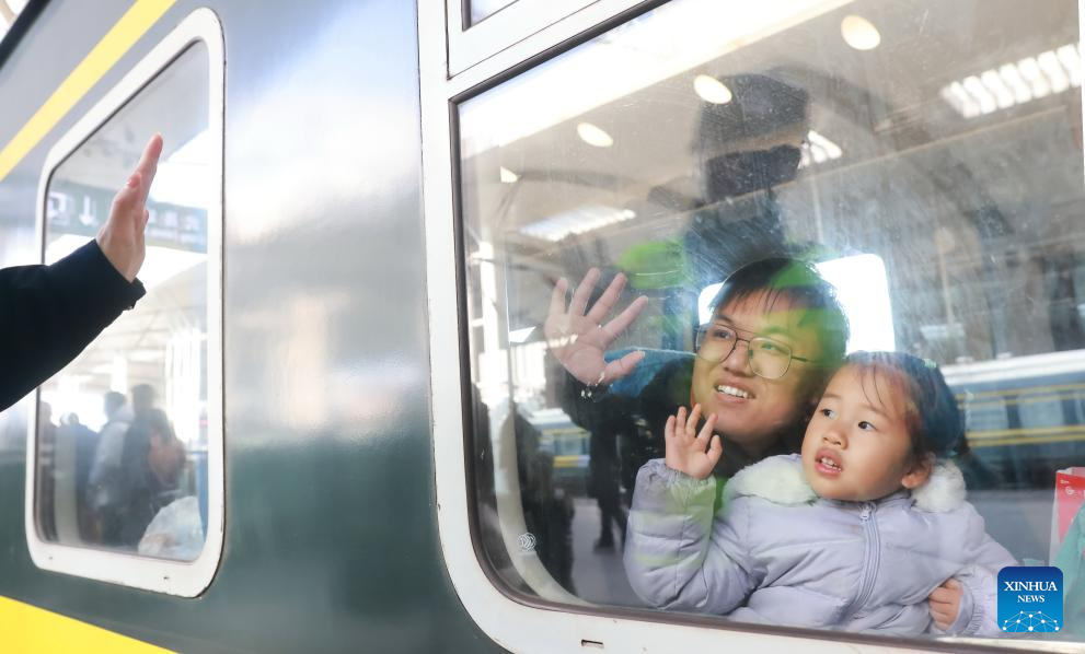 Ταξιδιώτες μετά την επιβίβαση σε τρένο στο σιδηροδρομικό σταθμό Γουτσάνγκ στο Γουχάν, στην επαρχία Χουμπέι της κεντρικής Κίνας, 16 Φεβρουαρίου 2024. (Φωτογραφία Zhao Jun/Xinhua)