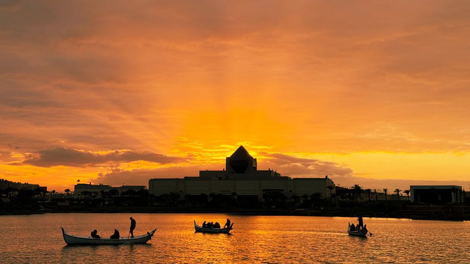 غروب آفتاب در مقابل موزه ملی تمدن مصر