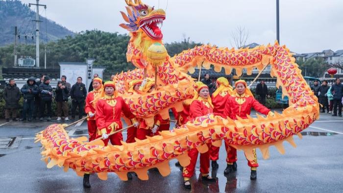 برگزاری جشن‌های «عید فانوس» در شهرک هزارساله شرق چین از دریچه دوربینا