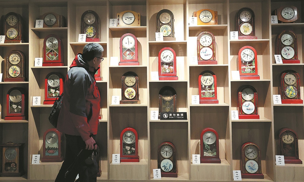 Ένας επισκέπτης εκτιμά τα ρολόγια Polaris που εκτίθενται στην Βιομηχανική Βάση Γιεντάι του Πολιτιστικού και Δημιουργικού Πάρκου Γιαντόνγκ No 7, στις 26 Δεκεμβρίου 2023. GENG FEIFEI/CHINA DAILY