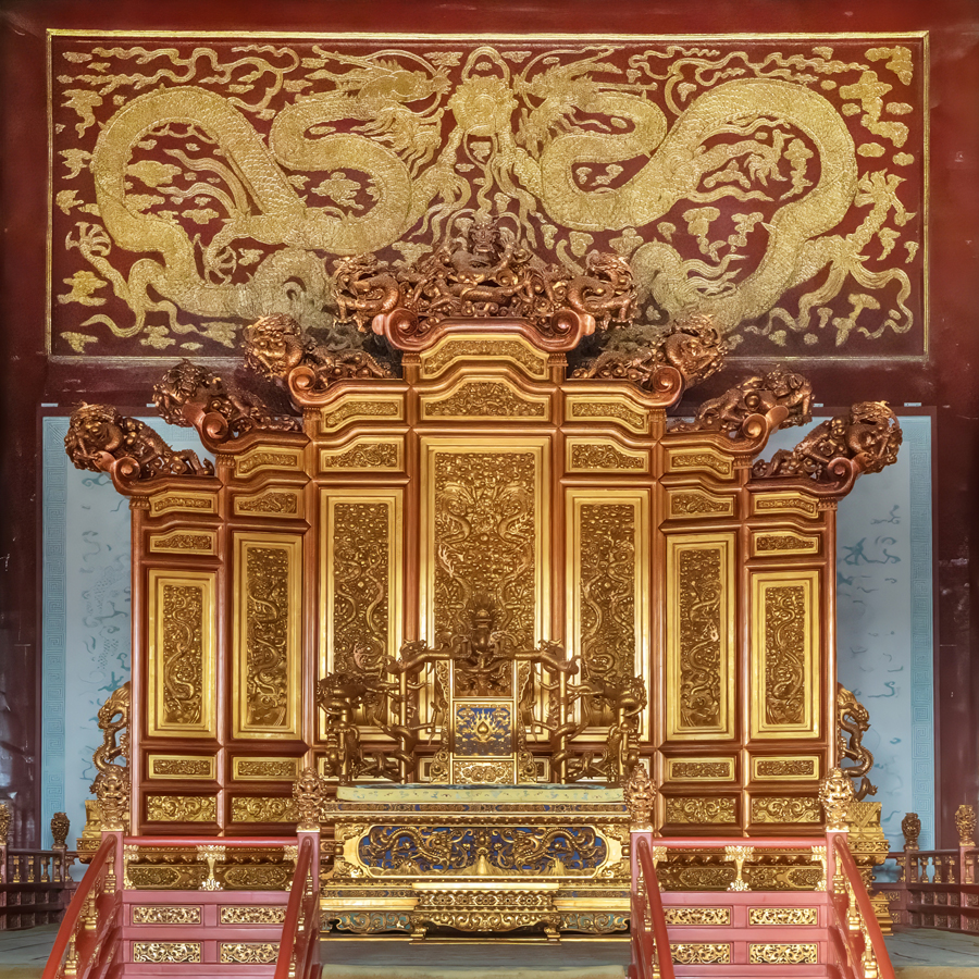 Ο θρόνος περιτριγυρίζεται από διακοσμήσεις δράκων [Φωτογραφία από Gu Caihua/cpanet.org.cn]