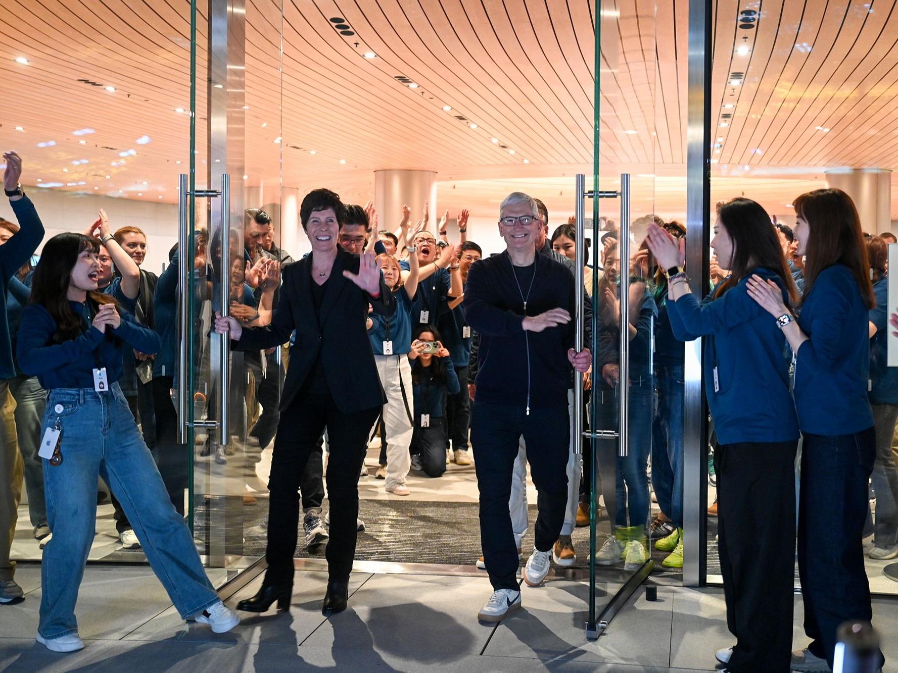 Apple Store Terbesar Asia, Paten Huawei dan Lawatan PM Belanda ke China
