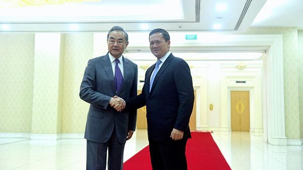 عزم دو کشور برای گسترش روابط / نخست وزیر کامبوج در دیدار با وزیر خارجه چین: دوستی دو کشور تزلزل ناپذیر استا