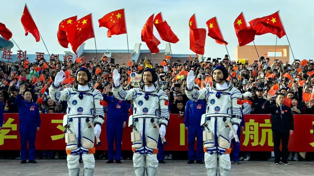 Abschiedszeremonie für Taikonauten von „Shenzhou-18“-Mission