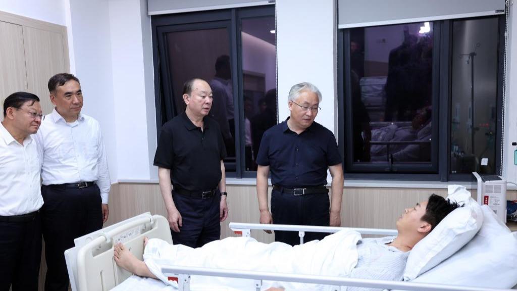 Zhang Guoqing betont umfassende Rettungs- und Hilfsmaßnahmen nach tödlichem Straßeneinsturz