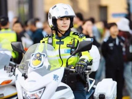 上海外灘で最も美しい女性警察官 初めて公の場で回答