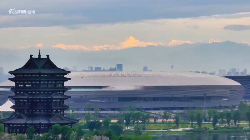 ویدئو| درخشش قله‌های پوشیده از برف در میانه معماری با شکوه «چنگدو»