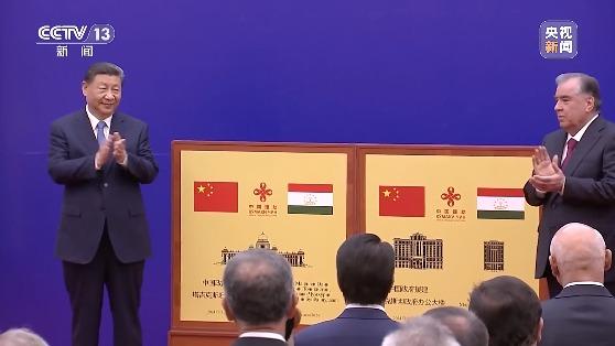चिनियाँ सहयोगमा ताजिकिस्तानको संसद भवन र सरकारी भवनको उद्घाटनमा सी र ताजिक राष्ट्रपति राहमोनको सहभागिता