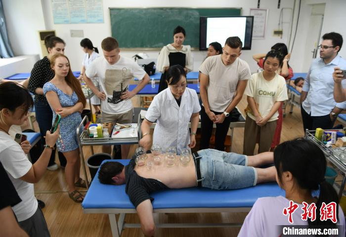 Guru dan Pelajar Asing Cuba Terapi Perubatan Tradisional China