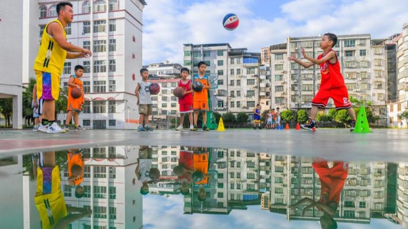کودکان چینی تعطیلات تابستان را اینگونه سپری می‌کنند + تصاویرا