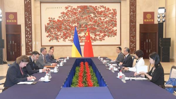 Wang Yi przeprowadził rozmowy z ministrem spraw zagranicznych Ukrainy