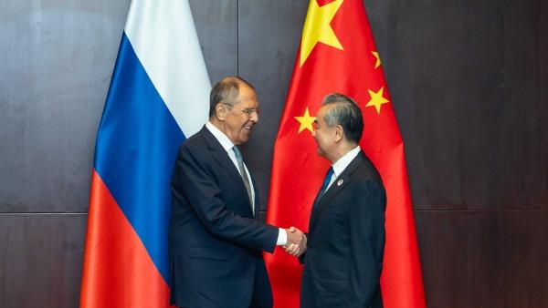 دیدار وزرای خارجه چین و روسیه در پایتخت لائوس/ تمایل هر دو کشور برای گسترش همکاری ها