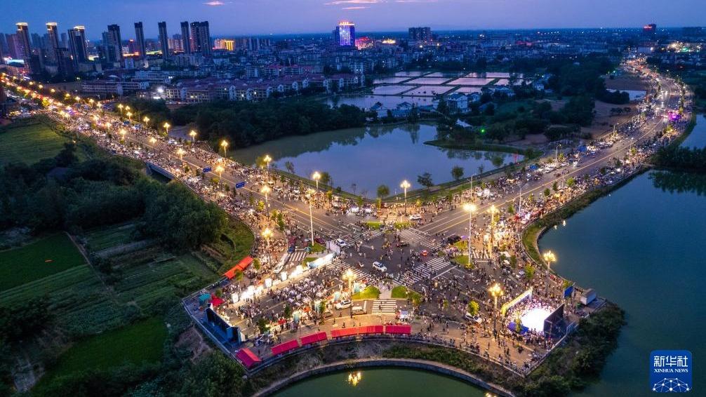 Suasana Makmur dalam Pasar Malam di Hanshou