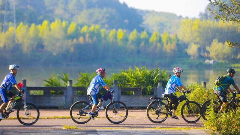 Peminat Basikal Bersenam Pagi di Taman Tanah Paya