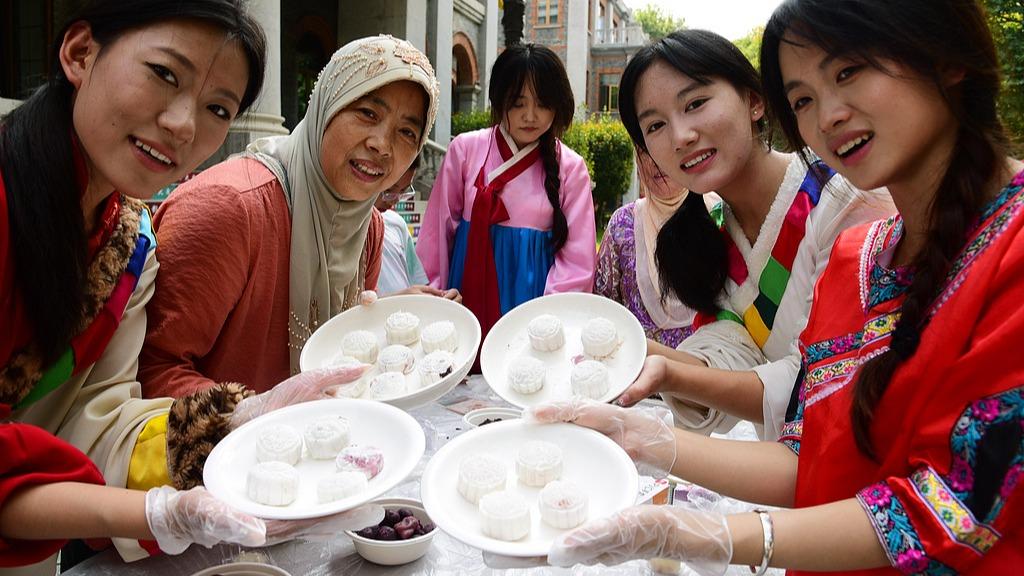 Bersama Siswa-siswi Etnik Minoriti Sambut Pesta Kuih Bulan