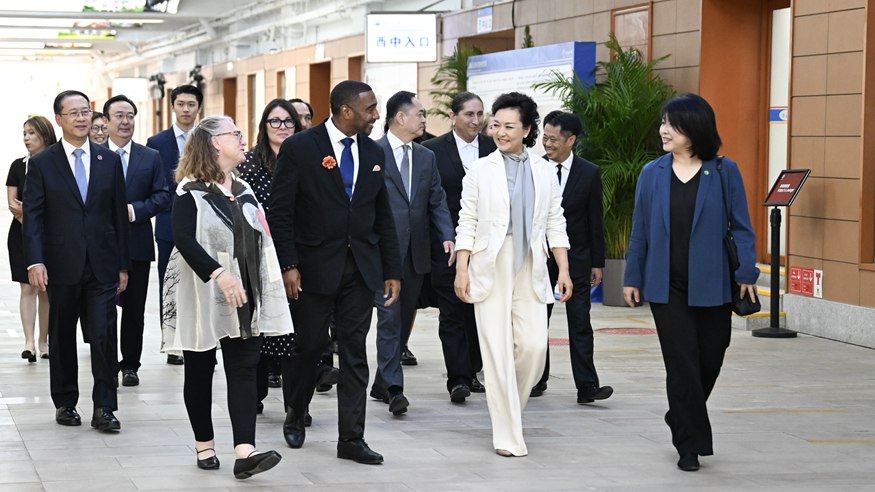 Peng Liyuan spotkała się z amerykańską młodzieżą w Pekinie