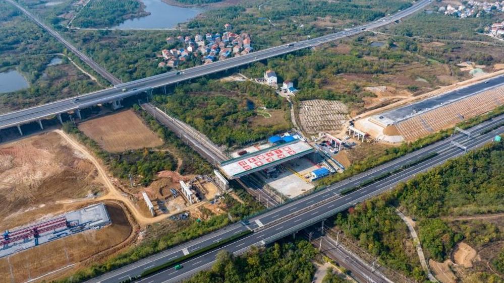 สะพานลอยข้ามทางรถไฟปักกิ่ง-กว่างโจวบนทางด่วนปักกิ่ง-ฮ่องกง-มาเก๊าหมุนตัวสำเร็จ