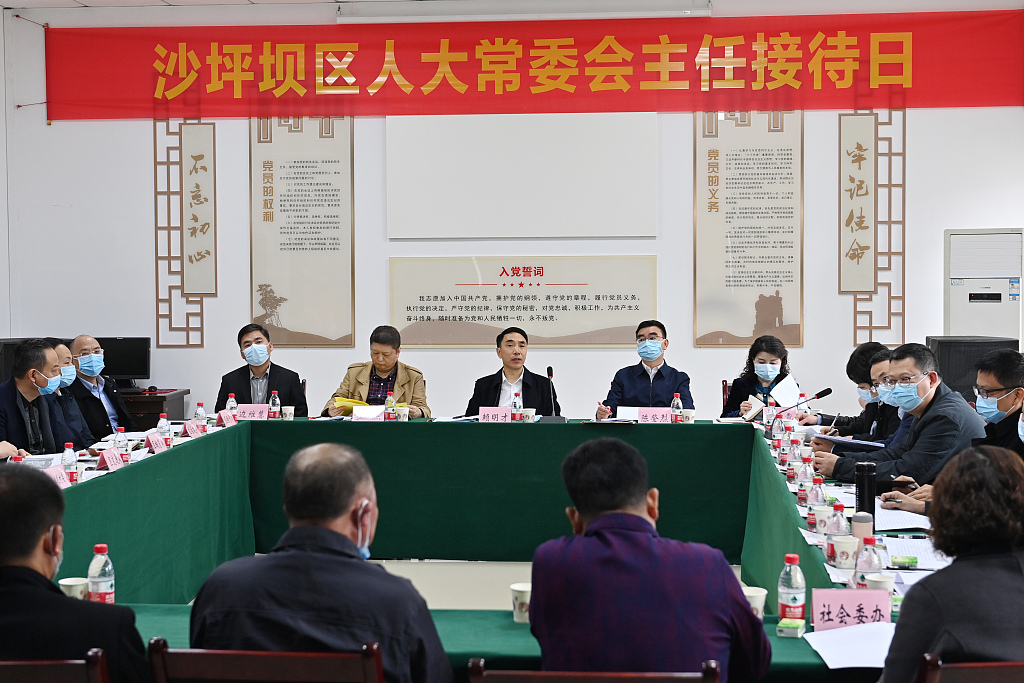 Përfaqësues të Asamblesë Popullore takohen me banorë për të mbledhur opinione publike,distrikt Tuzhu, qytet Chongqing, 31 mars 2022(Foto:VCG)