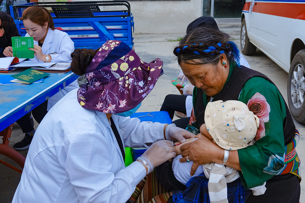 Mjekët ndihmë vaksinojnë fëmijë, Tibet, 8 shtator,2020(Foto:VCG)