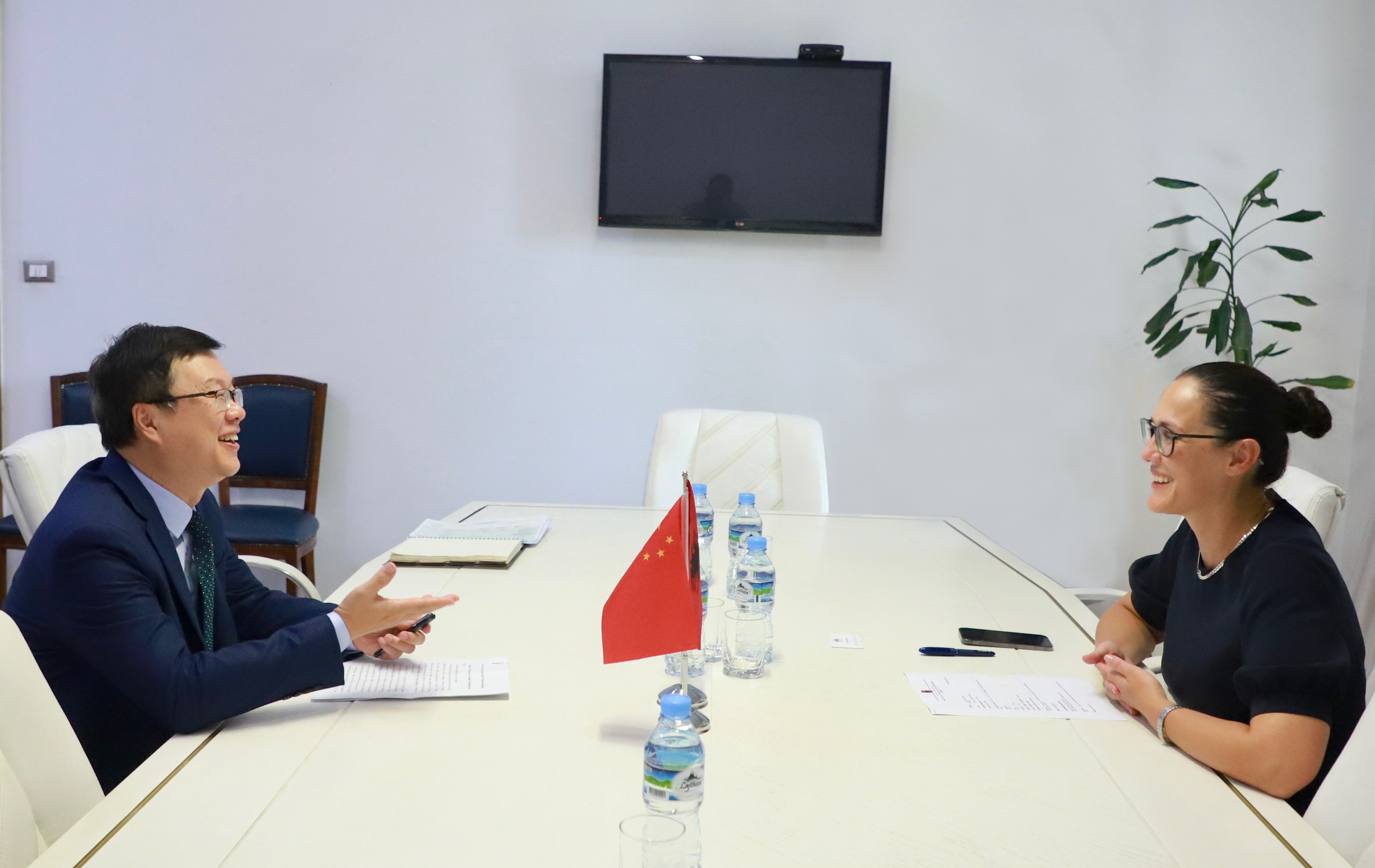 Ambasadori Zhou Ding takohet me ministren Delina Ibrahimaj