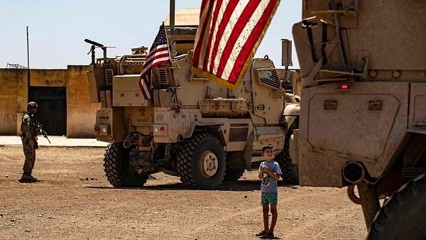Egy szíriai gyerek áll egy amerikai tank előtt