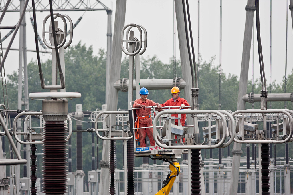 Teknikët kontrollojnë rrjetin e shpërndarjes së elektrikut, Huaibei, provincë Anhui(Foto:VCG)