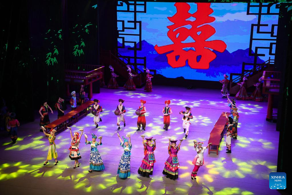 Ηθοποιοί παίζουν στην παράσταση "Πολύχρωμο Στυλ Γκουιτζόου" στο Μεγάλο Θέατρο Γκουιγιάνγκ στην επαρχία Γκουιτζόου της νοτιοδυτικής Κίνας, σε φωτογραφίες από τις 30 Ιουλίου 2022. (φωτογραφία/Xinhua)