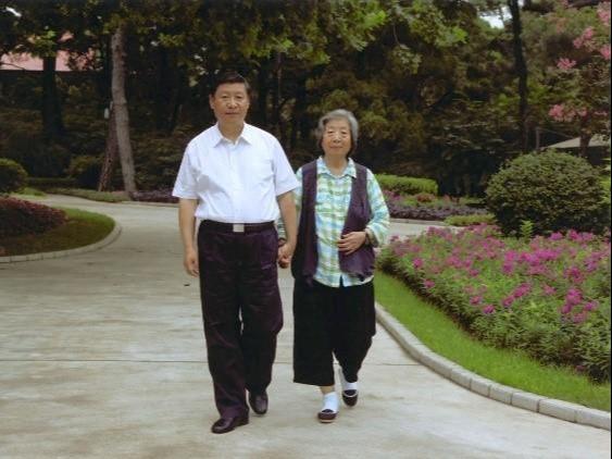 Hszi Csin-ping elkíséri édesanyját sétálni